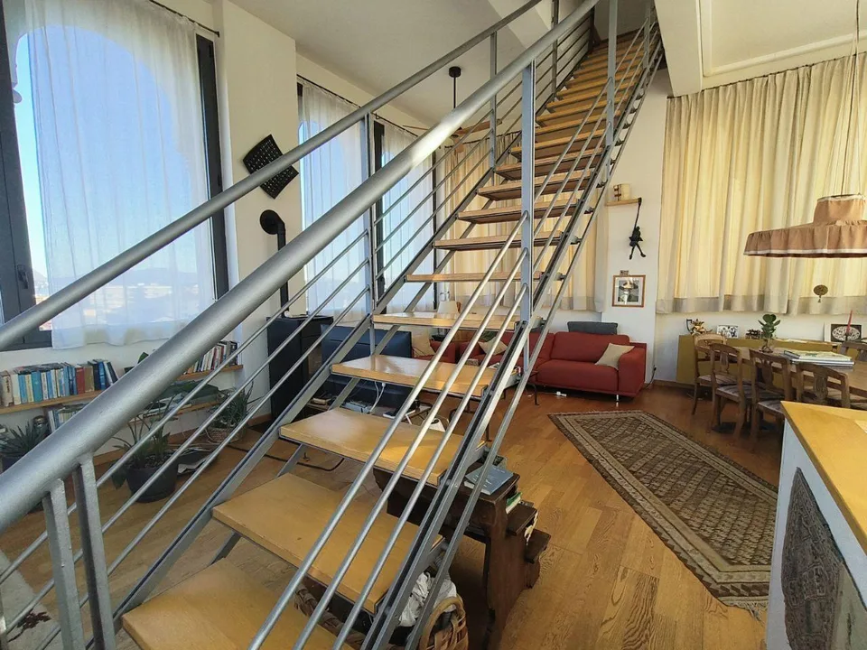 Elegante Dachgeschosswohnung in historischem Palazzo mit hochwertig...