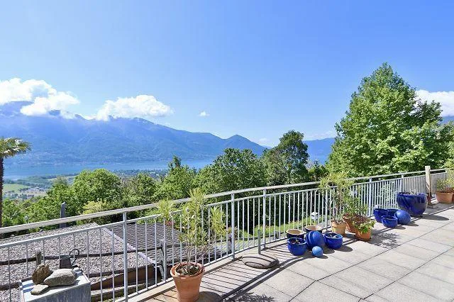 4 1/2-Zimmer-Luxuswohnung mit Terrasse und Garten mit Seeblick / ap...