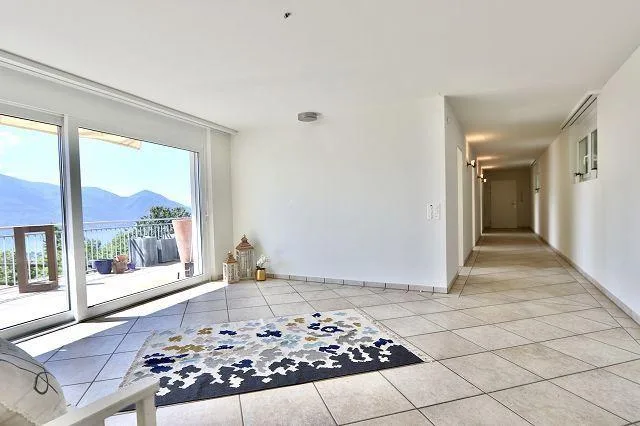 4 1/2-Zimmer-Luxuswohnung mit Terrasse und Garten mit Seeblick / ap...