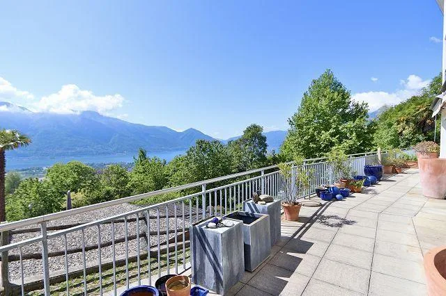 4 1/2-Zimmer-Luxuswohnung mit Terrasse und Garten mit Seeblick / ap... – Foto 19 von 29