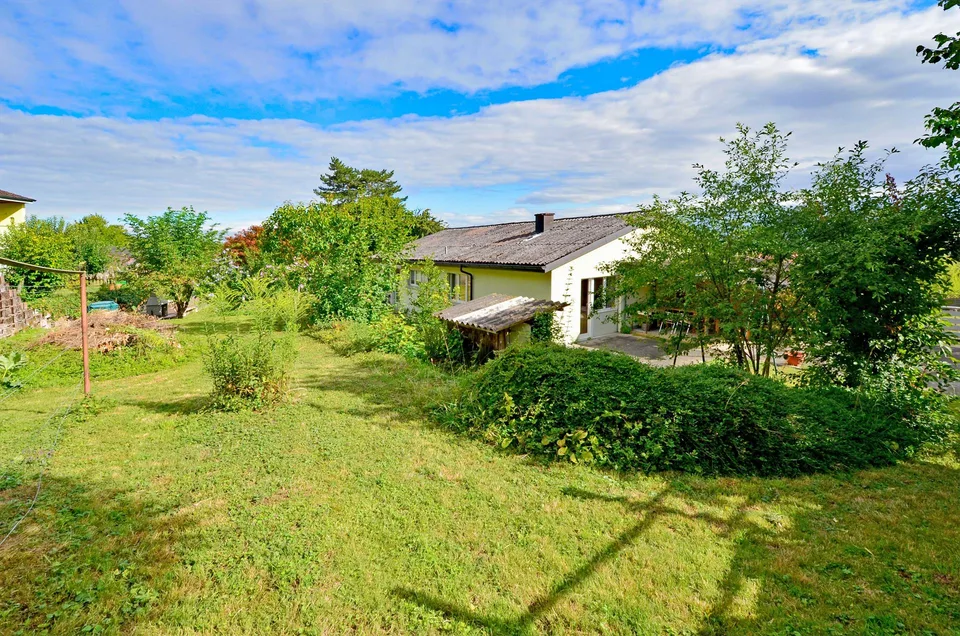 Familienhaus mit Einliegerwohnung und viel Umschwung
