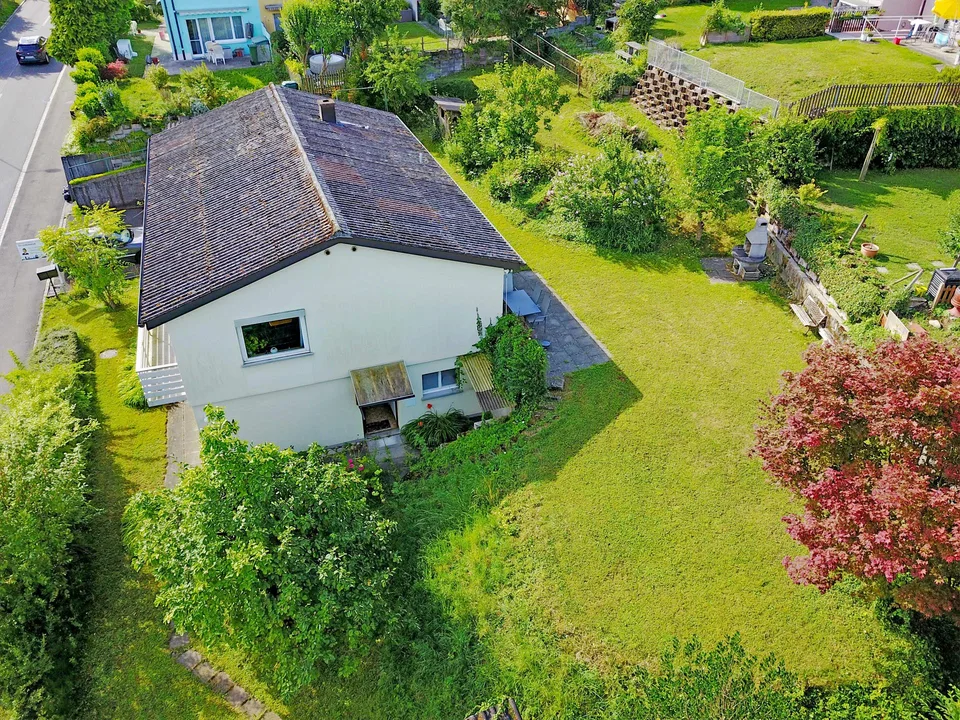 Familienhaus mit Einliegerwohnung und viel Umschwung
