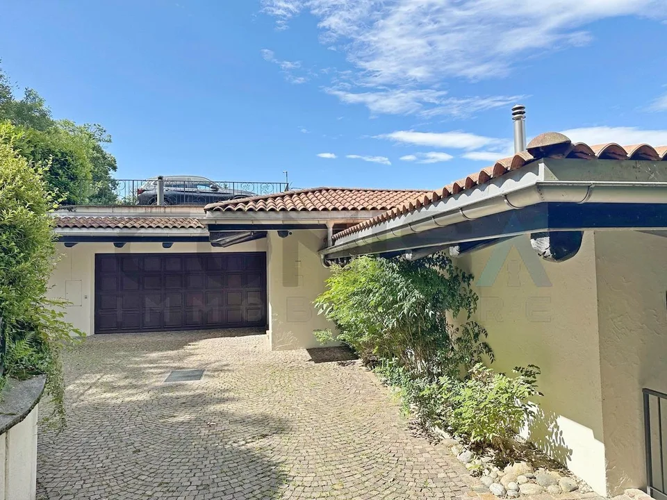 VEZIA Villa 7 locali  con piscina interna