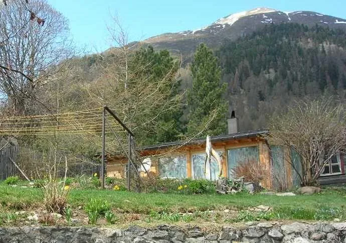 Altes Engadinerhaus mit sonnigem Alpengarten an sehr schöner Lage