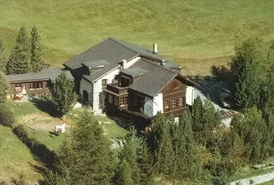 Altes Engadinerhaus mit sonnigem Alpengarten an sehr schöner Lage