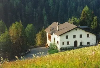 Altes Engadinerhaus mit sonnigem Alpengarten an sehr schöner Lage