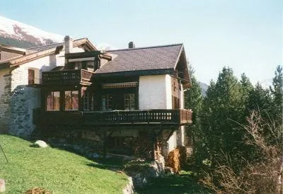 Altes Engadinerhaus mit sonnigem Alpengarten an sehr schöner Lage