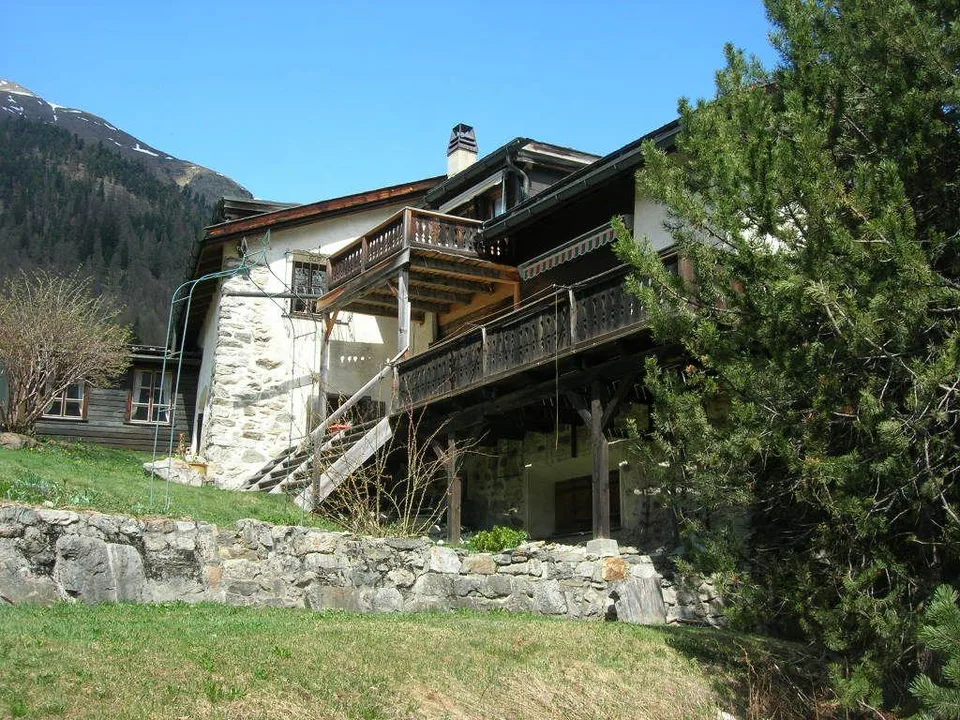 Altes Engadinerhaus mit sonnigem Alpengarten an sehr schöner Lage