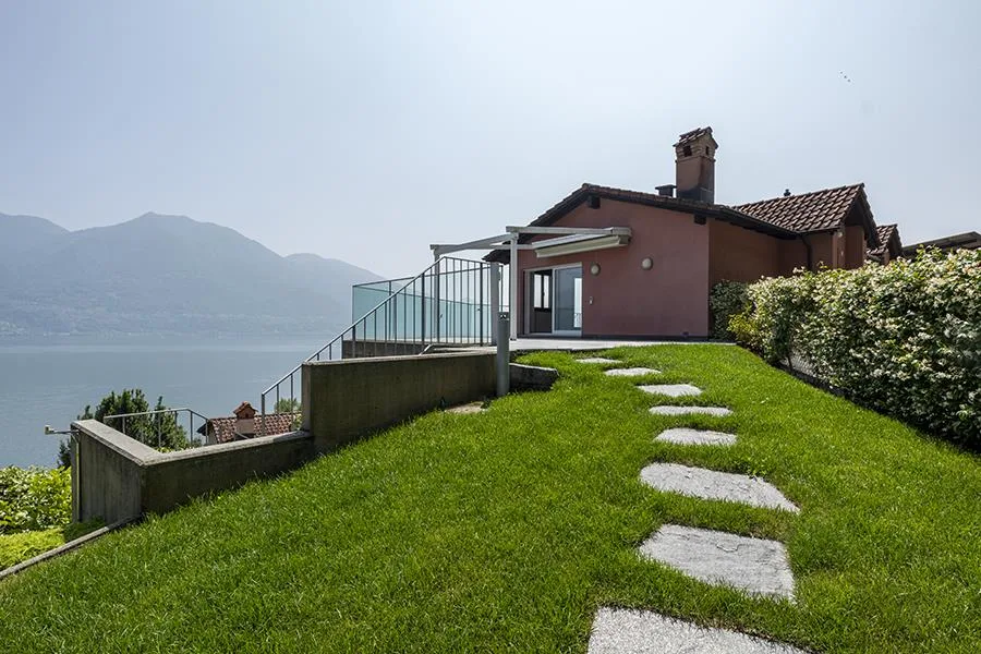 MERAVIGLIOSA CASA CON VISTA LAGO A MINUSIO