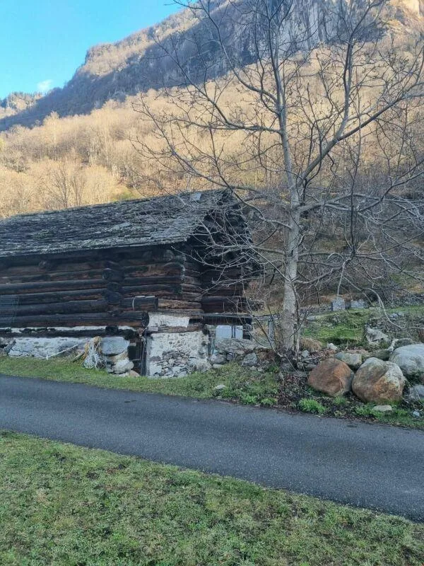 PRATO-SORNICO - ZU VERKAUFEN TESSINER STALL ZUM RENOVIEREN