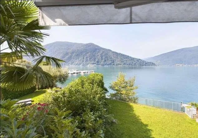 Casa a schiera con pontile sul lago – foto 11 di 13