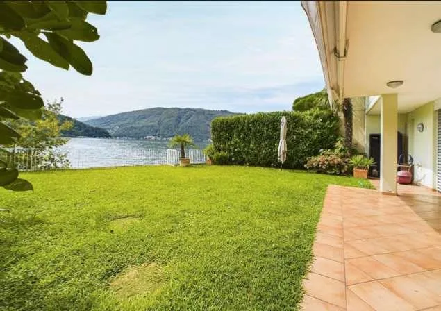 Casa a schiera con pontile sul lago