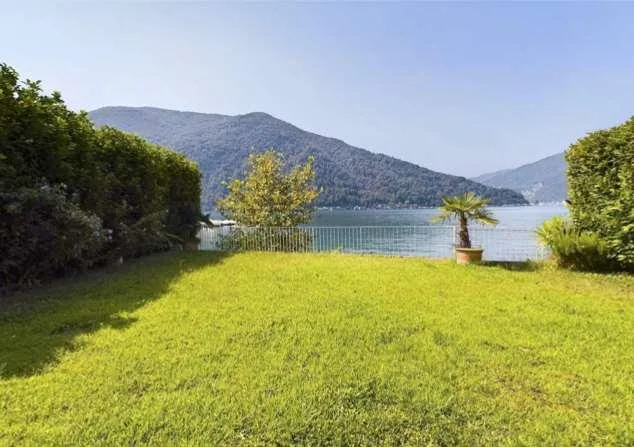 Casa a schiera con pontile sul lago