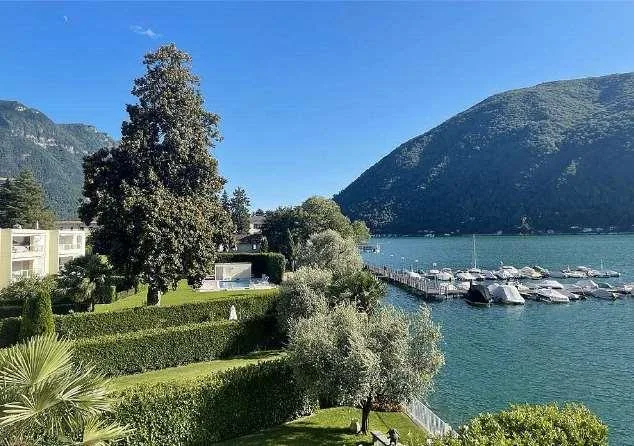 Casa a schiera con pontile sul lago – foto 6 di 13