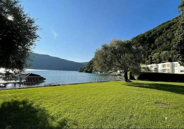 Casa a schiera con pontile sul lago – foto 10 di 13