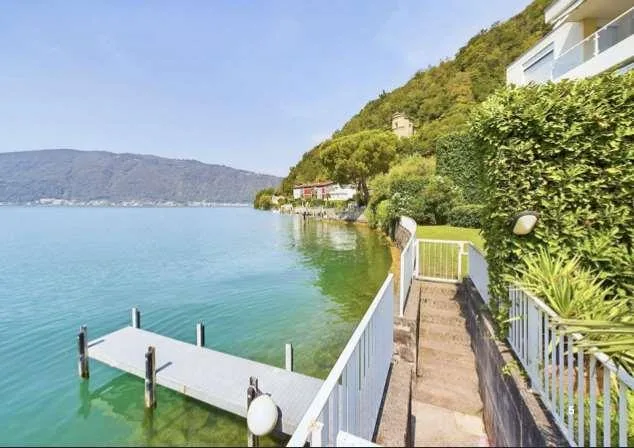 Casa a schiera con pontile sul lago
