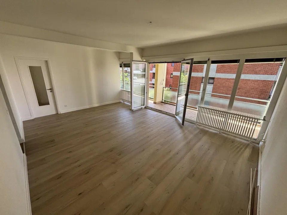 4,5-Zimmer-Wohnung, teilweise renoviert, im zweiten Stock eines Woh...