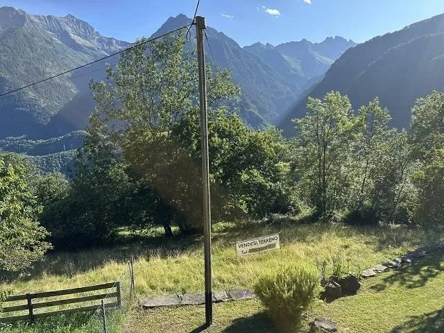Bauland von 773 m2 Zone R2an sehr ruhiger, sonniger Aussichtslage /...