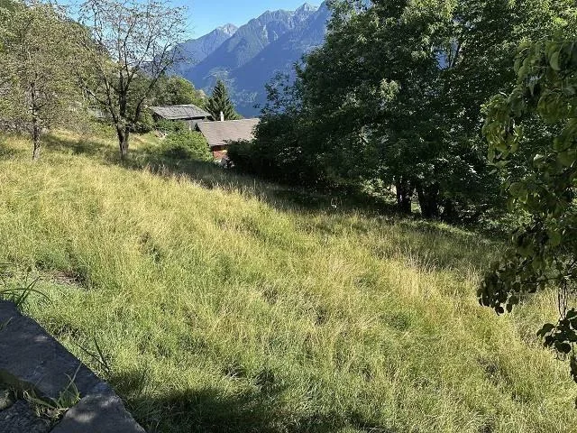 Bauland von 773 m2 Zone R2an sehr ruhiger, sonniger Aussichtslage /...