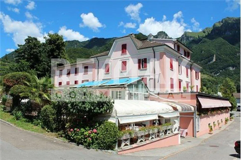 Albergo con magnifico parco e vista lago