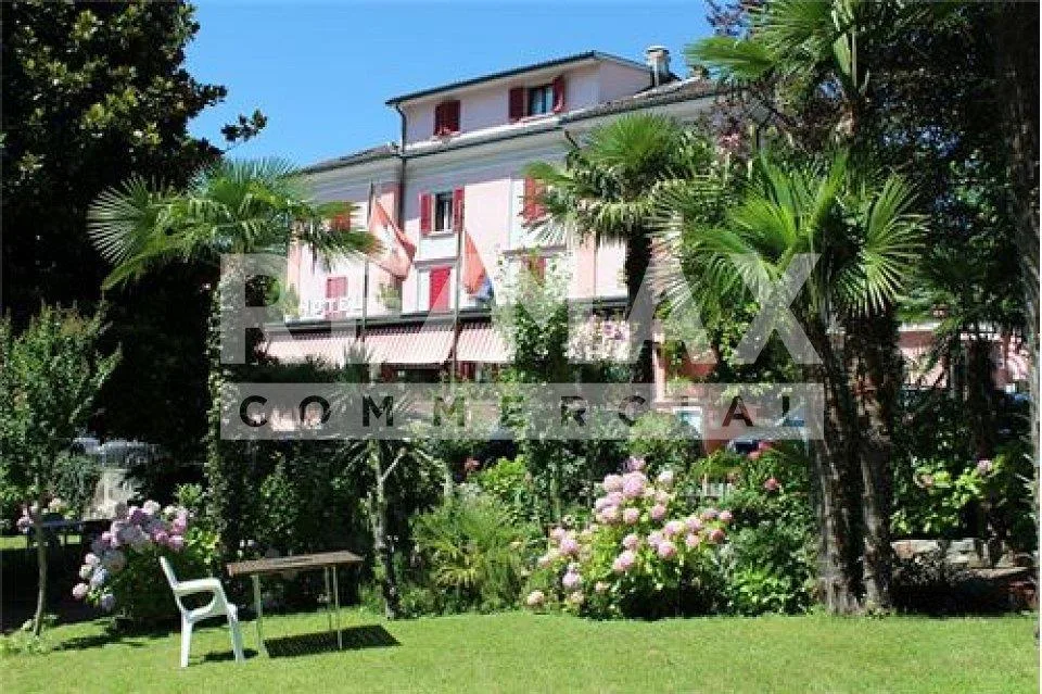 Albergo con magnifico parco e vista lago