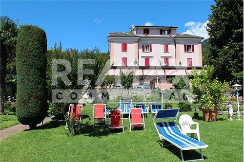 Albergo con magnifico parco e vista lago