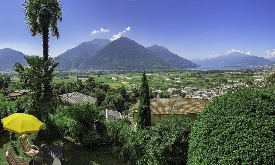 Villa nella natura, con vista panoramica sul Lago Maggiore