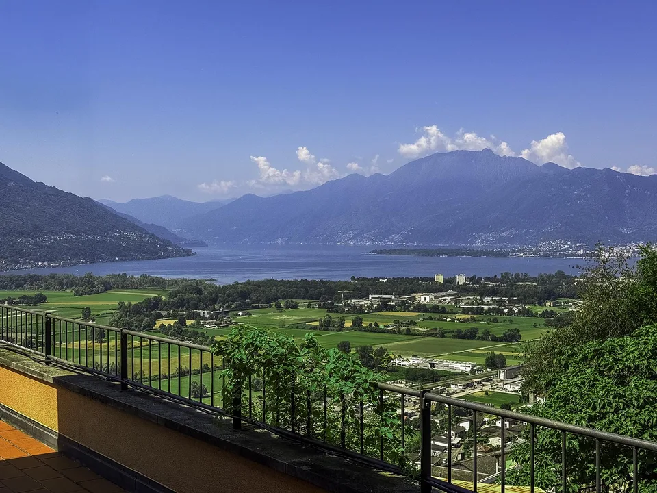 Villa nella natura, con vista panoramica sul Lago Maggiore