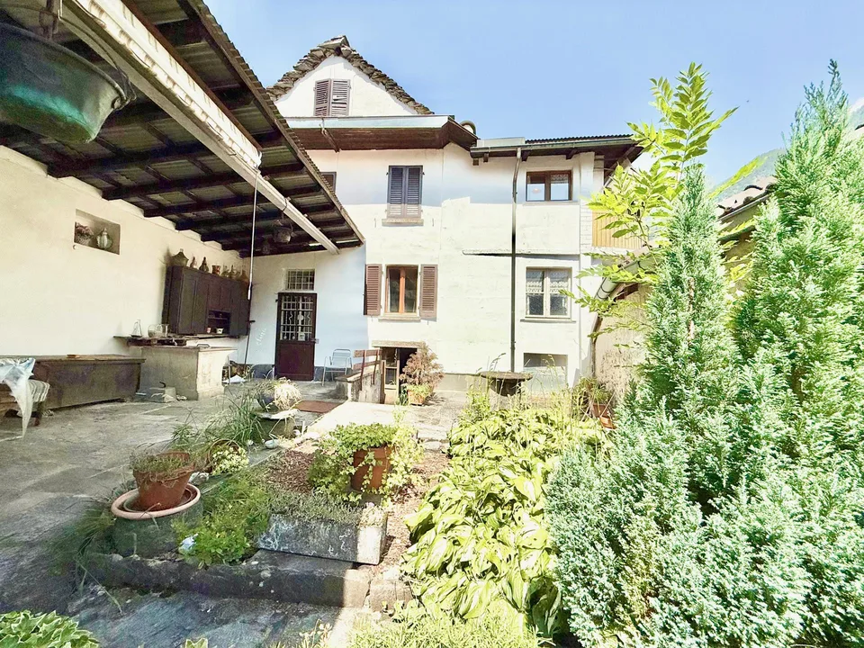 Tessinerhaus mit Garten - casa ticinese con giardino