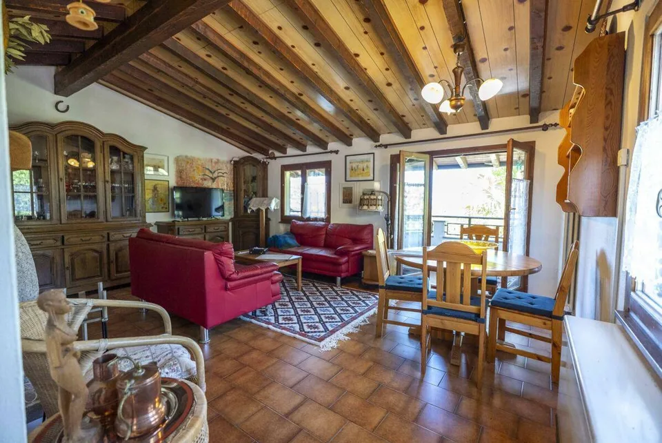 Vendiamo confortevole casa in stile rustico a Mugena