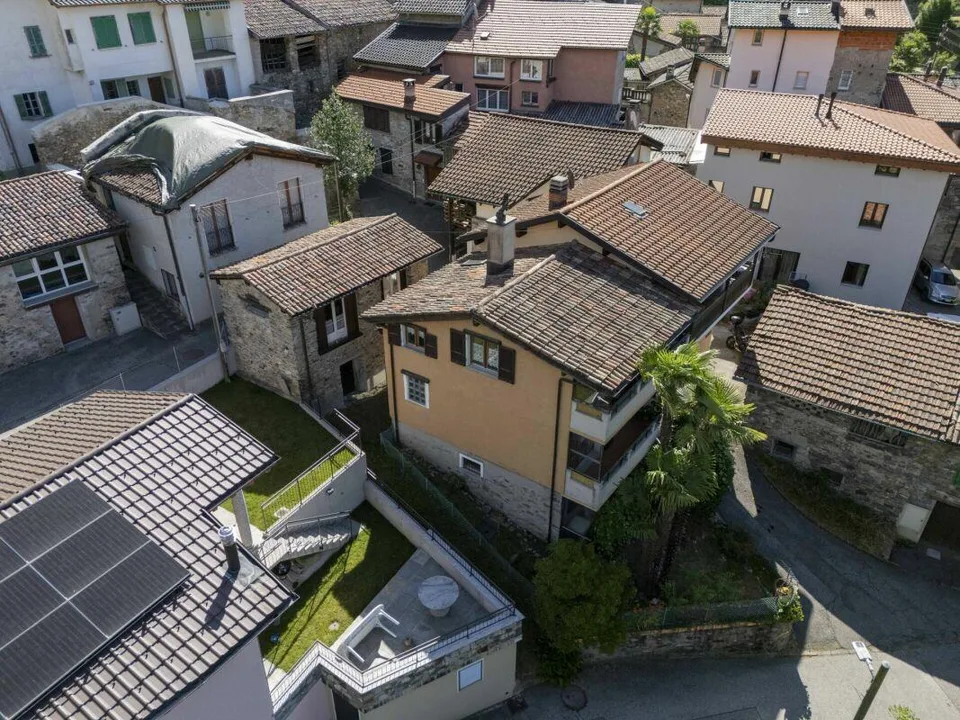 Vendiamo confortevole casa in stile rustico a Mugena