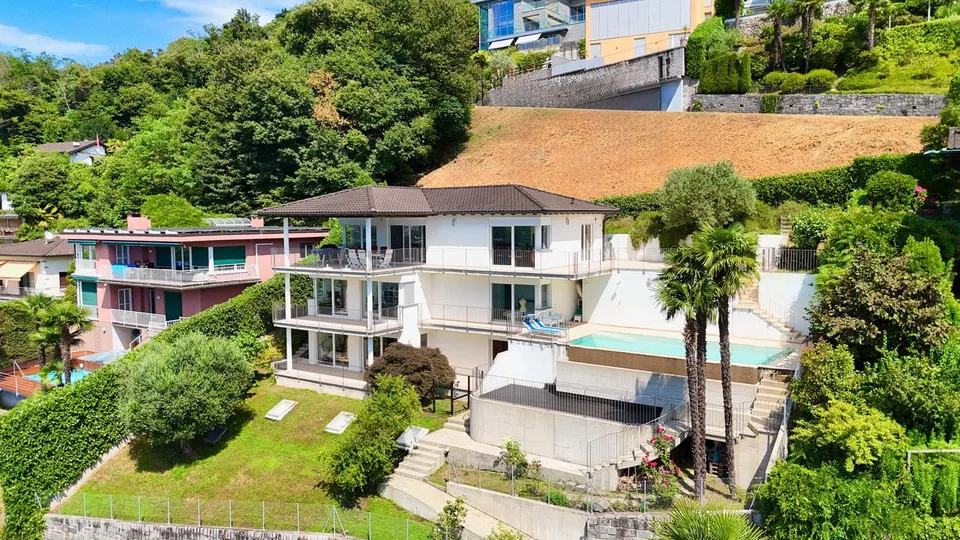 Prestigiosa Villa con Piscina e Magnifica Vista Lago