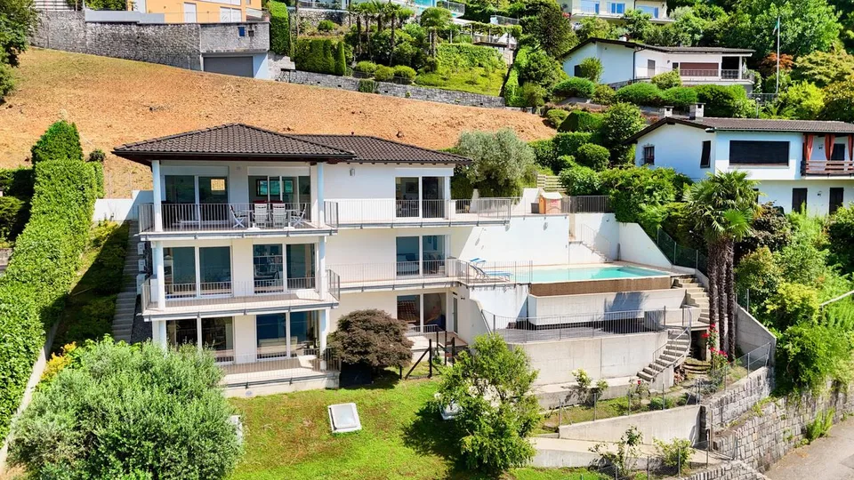 Prestigiosa Villa con Piscina e Magnifica Vista Lago