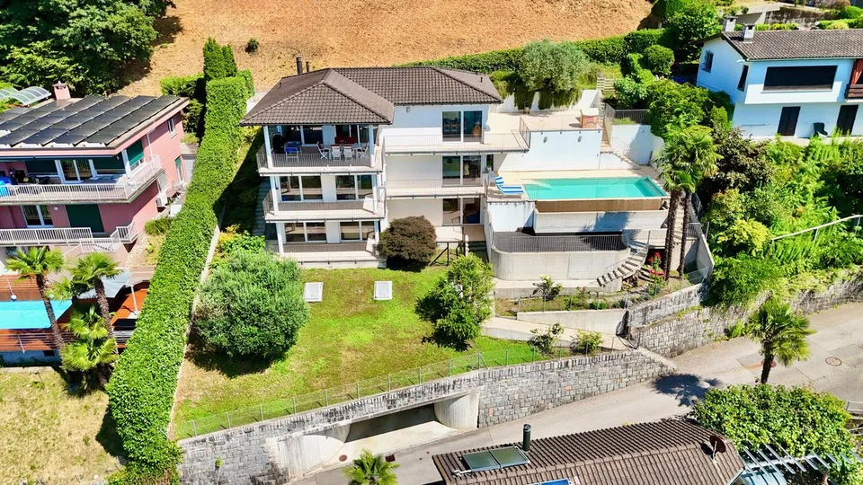 Prestigiosa Villa con Piscina e Magnifica Vista Lago