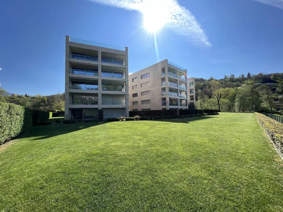 LUGANO-MUZZANO, FRONTE LAGO APPARTAMENTO 2.5 LOCALI CON GIARDINO