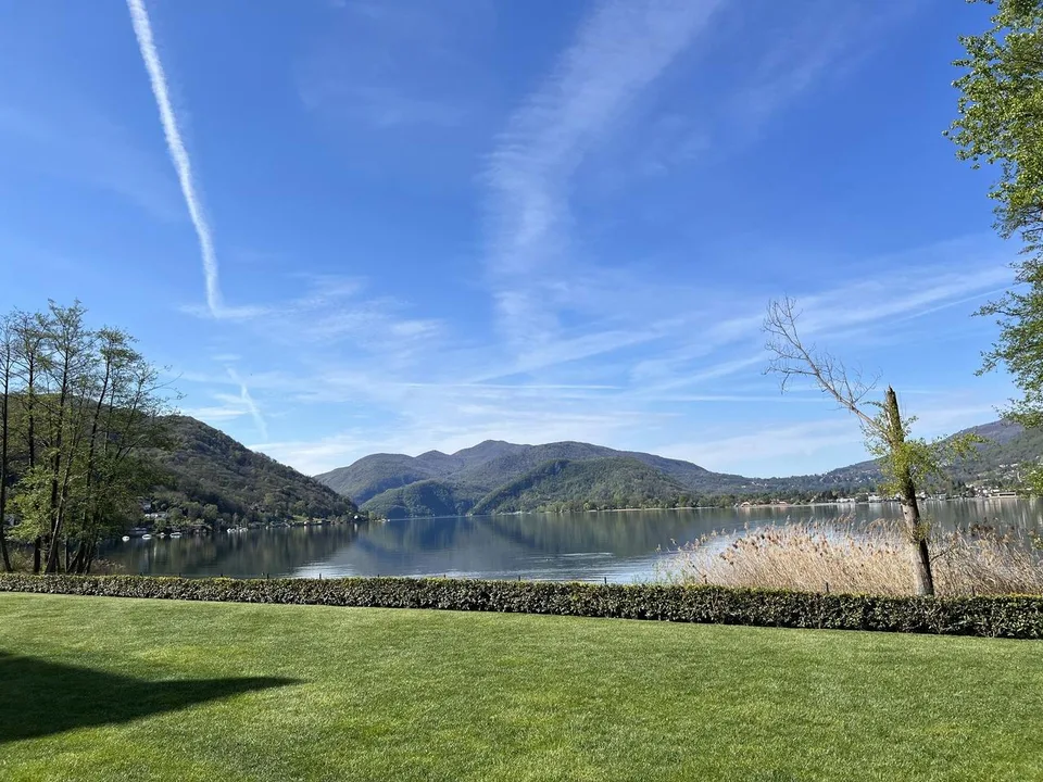 LUGANO-MUZZANO, FRONTE LAGO APPARTAMENTO 2.5 LOCALI CON GIARDINO