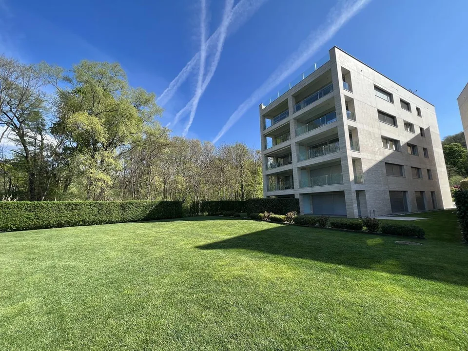 LUGANO-MUZZANO, FRONTE LAGO APPARTAMENTO 2.5 LOCALI CON GIARDINO