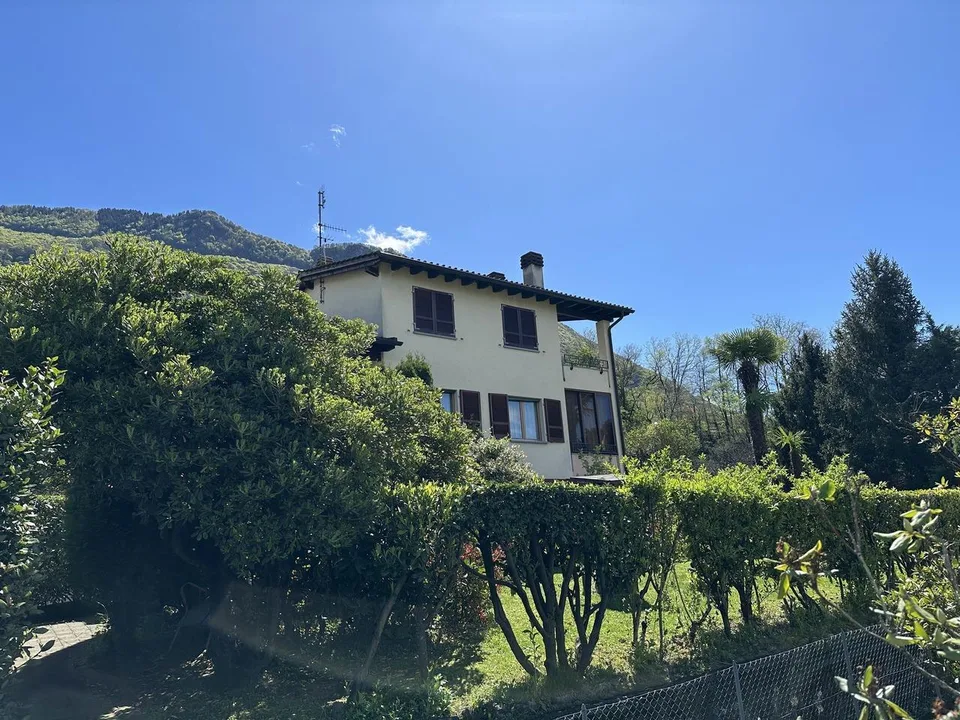 CADRO - LUGANO Casa unifamiliare 5.5 locali con giardino