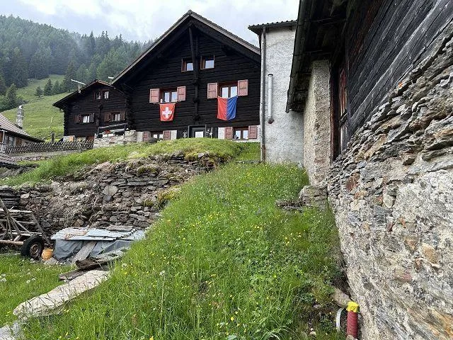 Chalet zum Ausbauen mit grosser Wiesenfläche sehr ruhig und sonnig ... – photo 16 sur 27