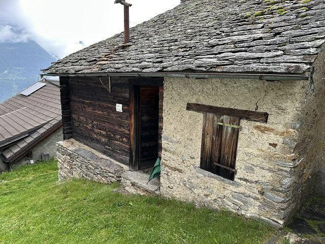 Chalet zum Ausbauen mit grosser Wiesenfläche sehr ruhig und sonnig ... – photo 14 sur 27