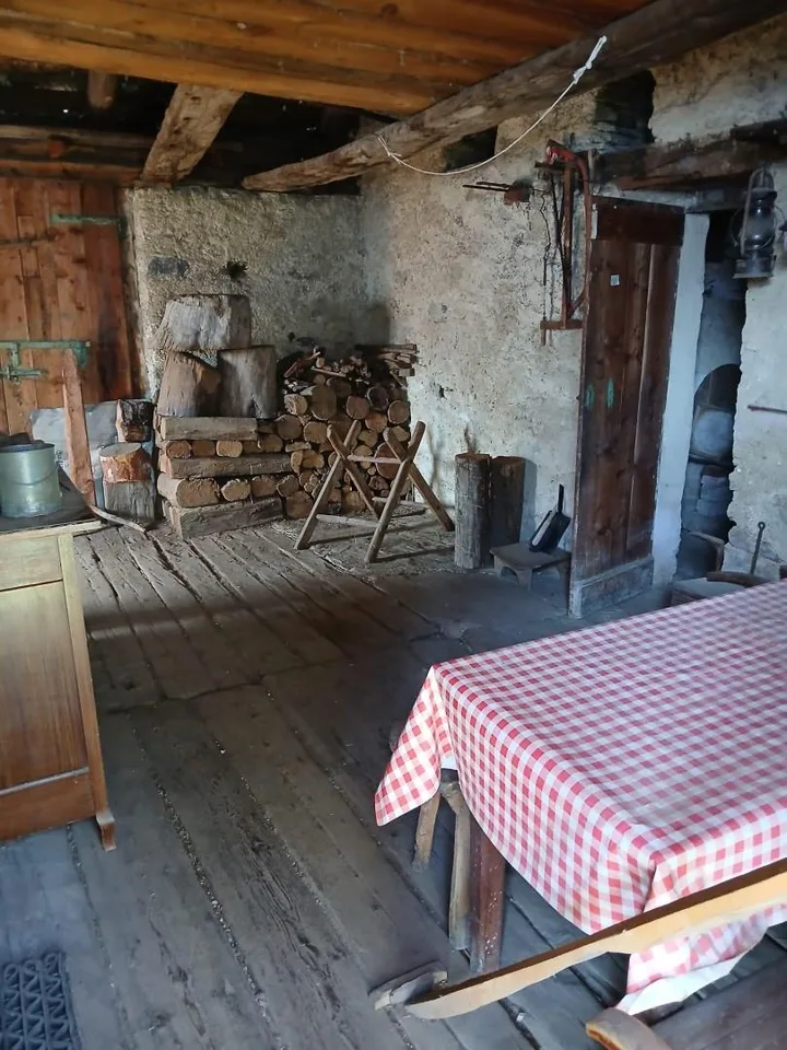 Chalet zum Ausbauen mit grosser Wiesenfläche sehr ruhig und sonnig ...