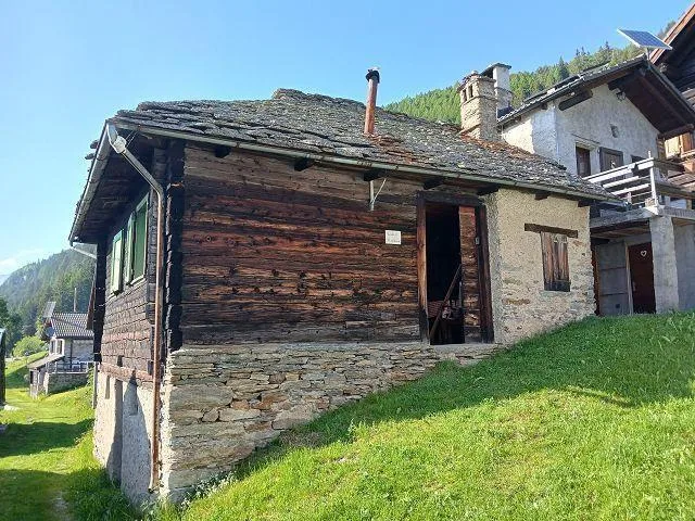Chalet zum Ausbauen mit grosser Wiesenfläche sehr ruhig und sonnig ...