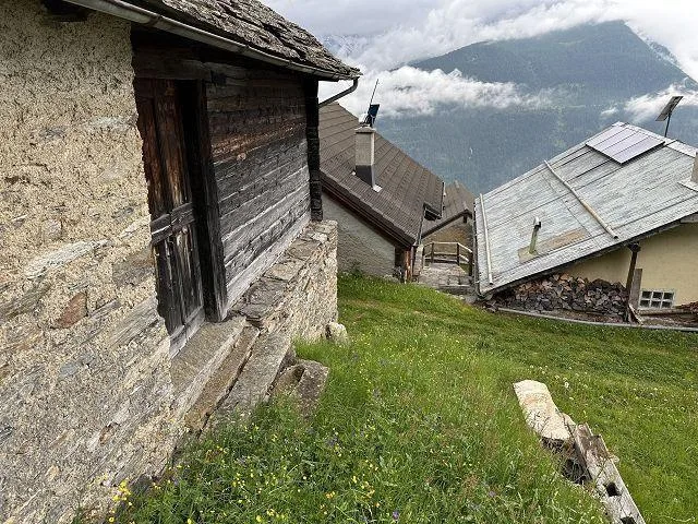 Chalet zum Ausbauen mit grosser Wiesenfläche sehr ruhig und sonnig ... – photo 11 sur 27