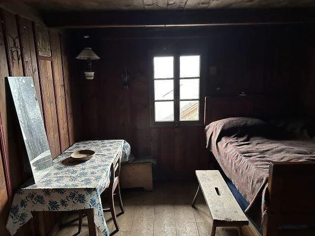 Chalet zum Ausbauen mit grosser Wiesenfläche sehr ruhig und sonnig ...