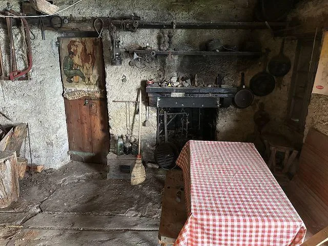 Chalet zum Ausbauen mit grosser Wiesenfläche sehr ruhig und sonnig ...