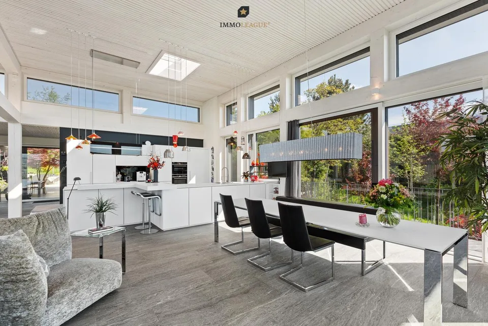 Architektenvilla mit Atrium, Pool und Panoramaseesicht.