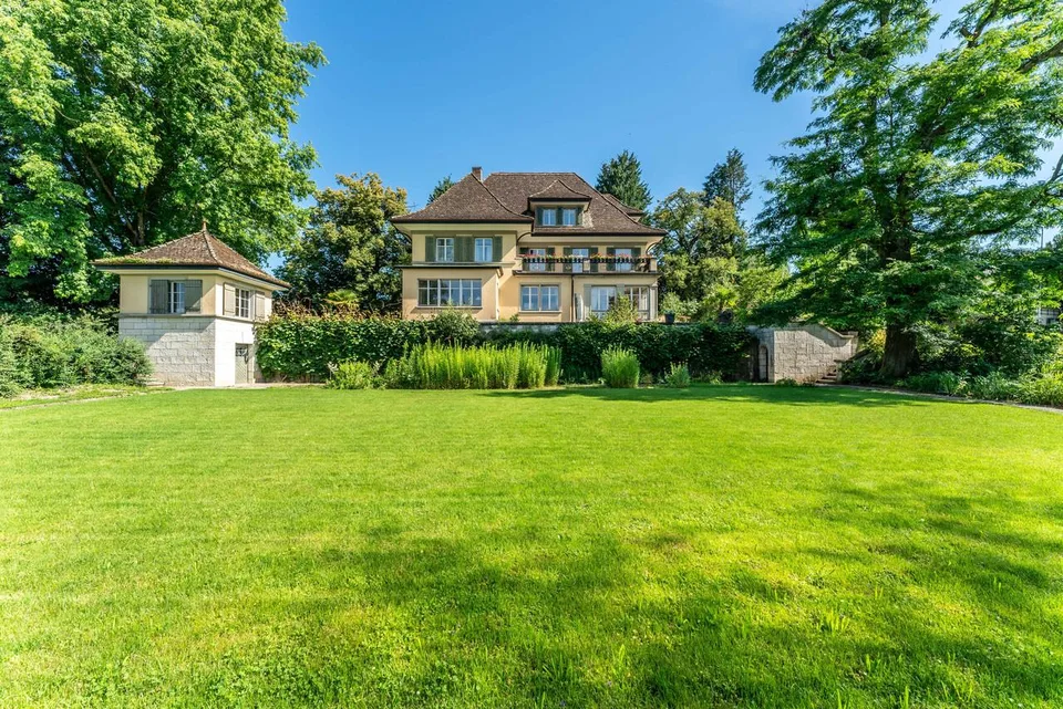 Eine Herrschaftsvilla mit eleganter Architektur
