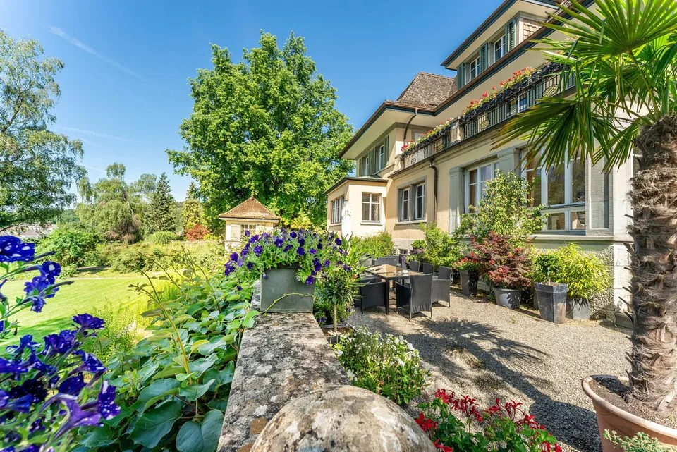 Eine Herrschaftsvilla mit eleganter Architektur
