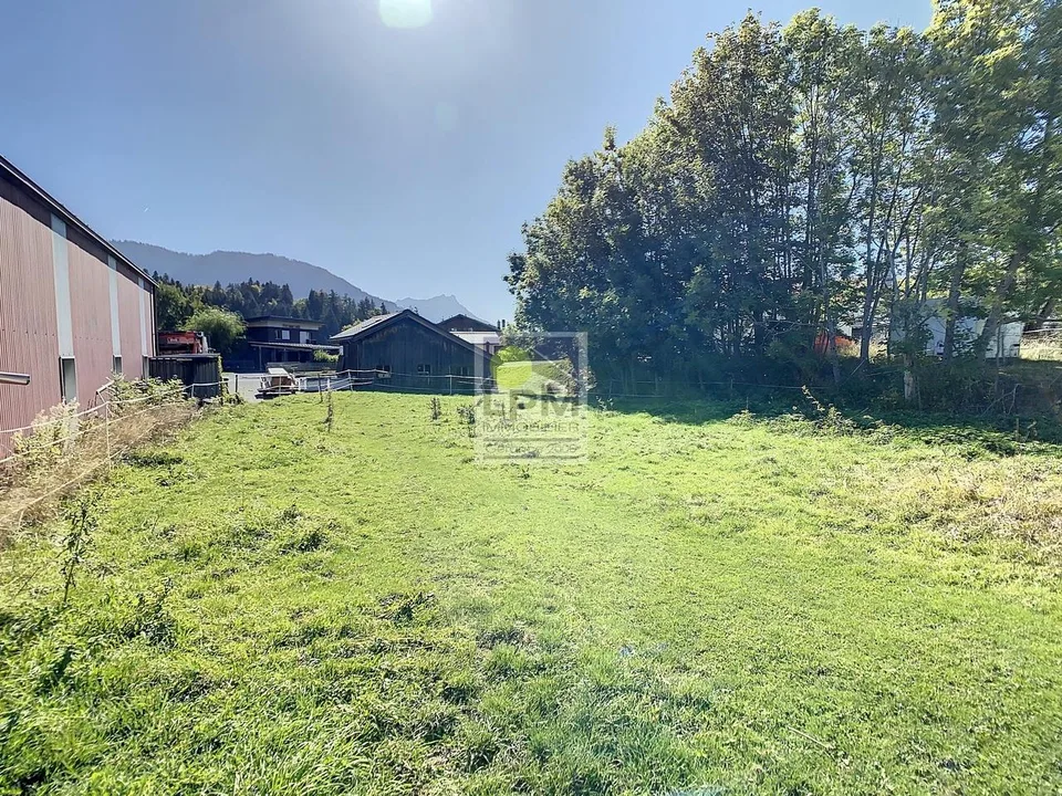Terrain à vendre de 691m2 au village en bordure de la zone industielle