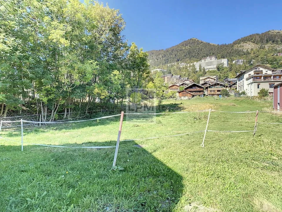 Terrain à vendre de 691m2 au village en bordure de la zone industielle